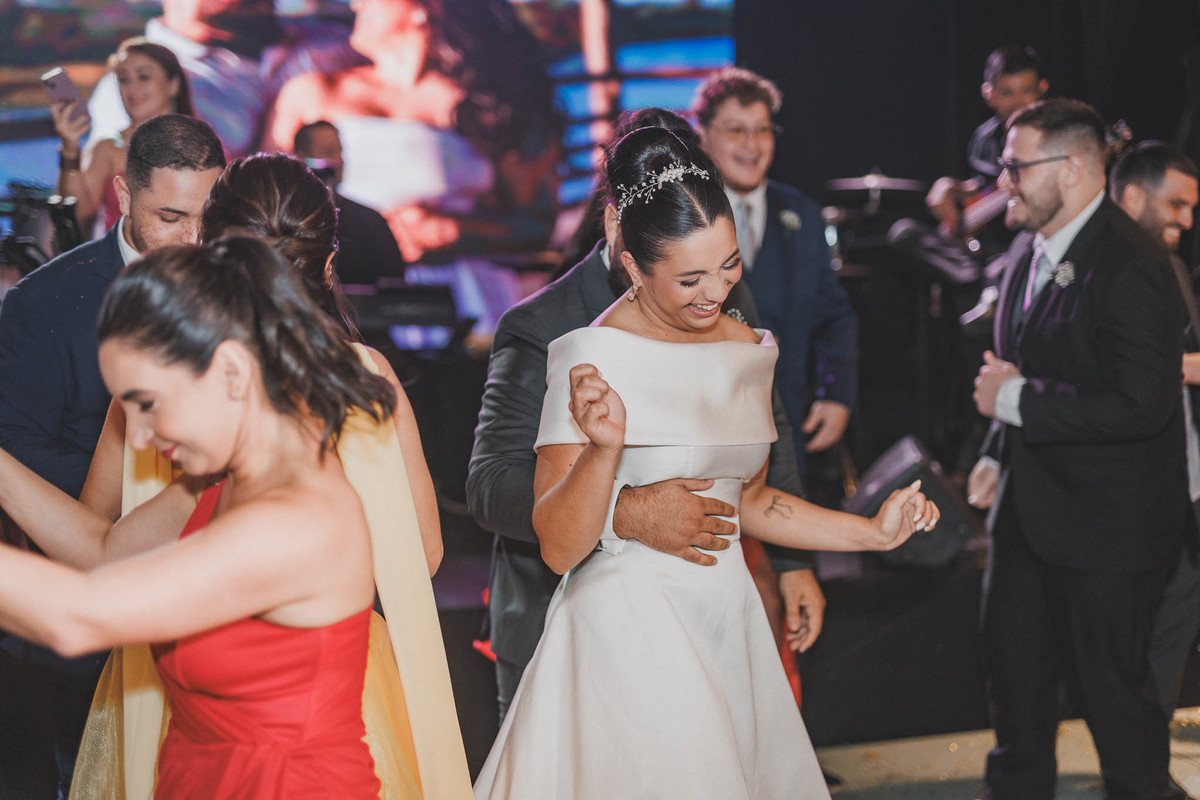 noivos em momentos expontâneos durante o casamento no buffet Royal Gourmet