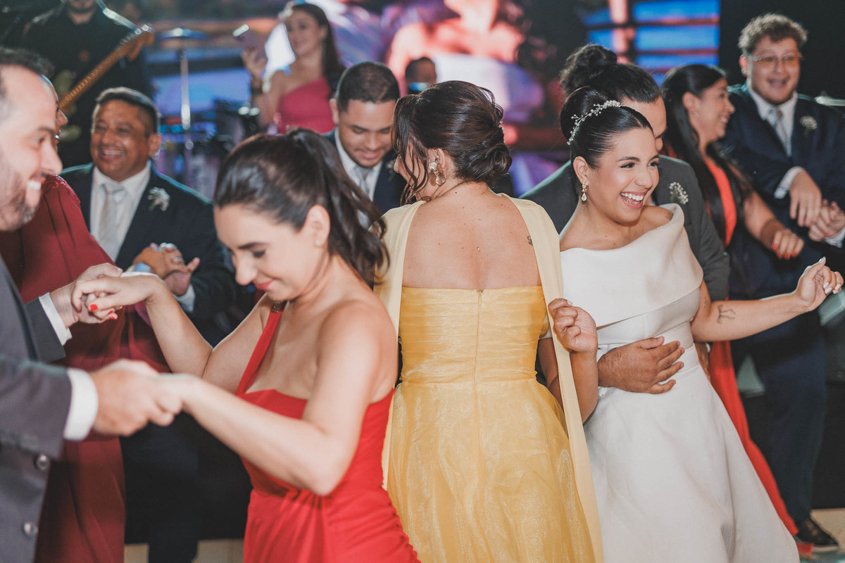 noivos em momentos expontâneos durante o casamento no buffet Royal Gourmet