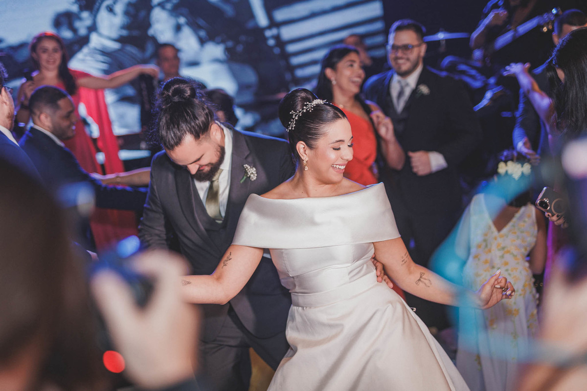 noivos em momentos expontâneos durante o casamento no buffet Royal Gourmet