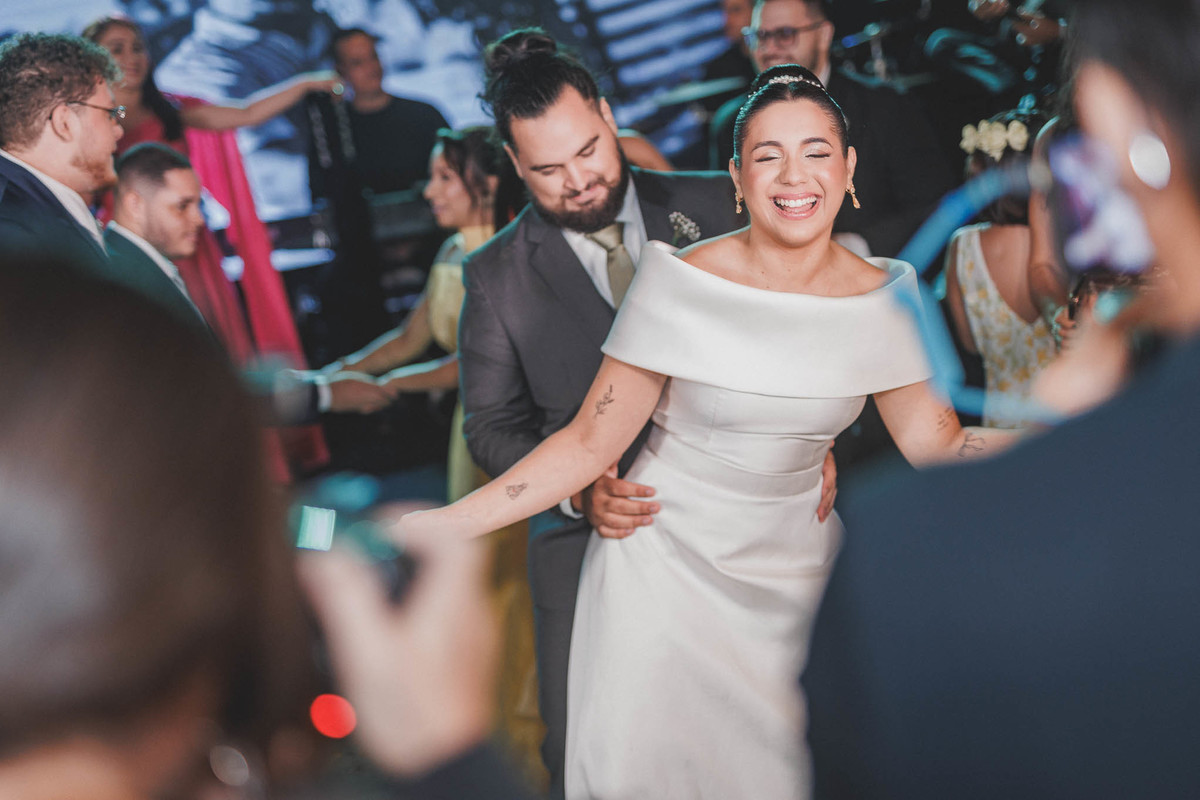 noivos em momentos expontâneos durante o casamento no buffet Royal Gourmet