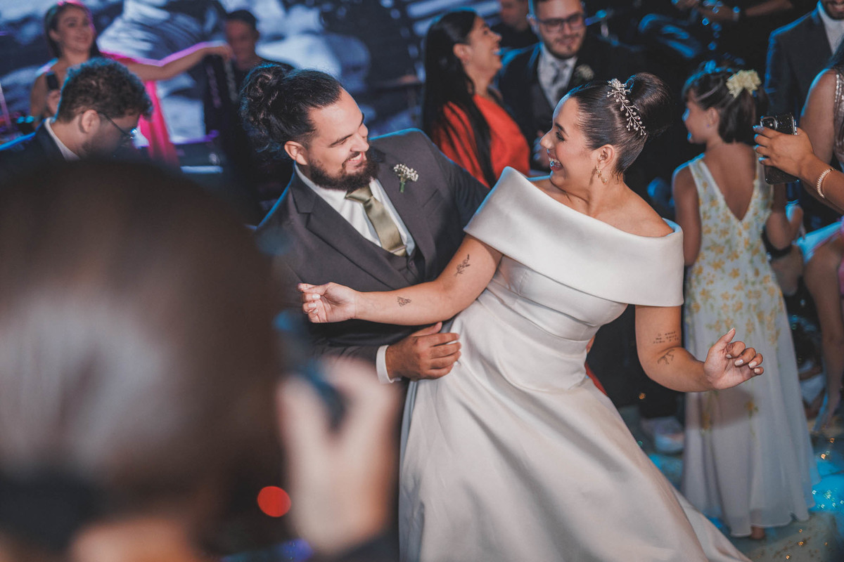 noivos em momentos expontâneos durante o casamento no buffet Royal Gourmet