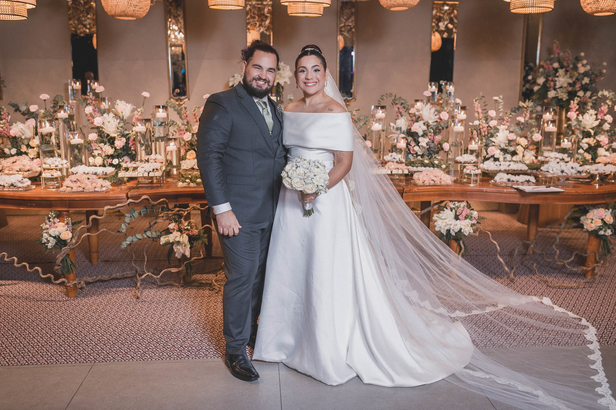 Noiva Layla e Noivo João: Retrato de casamento clássico no Ceará.