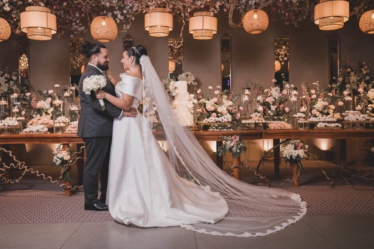 Noiva Layla e Noivo João: Retrato de casamento clássico no Ceará.