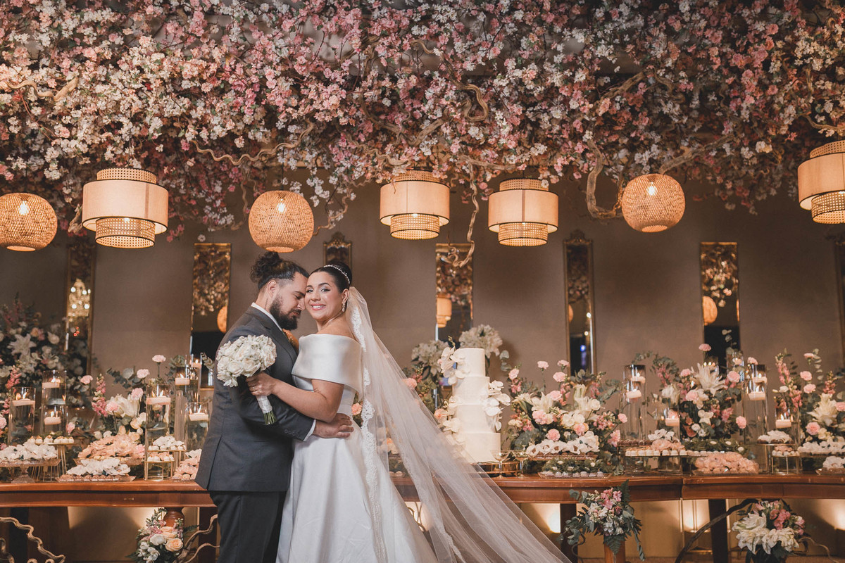 Noiva Layla e Noivo João: Retrato de casamento clássico no Ceará.