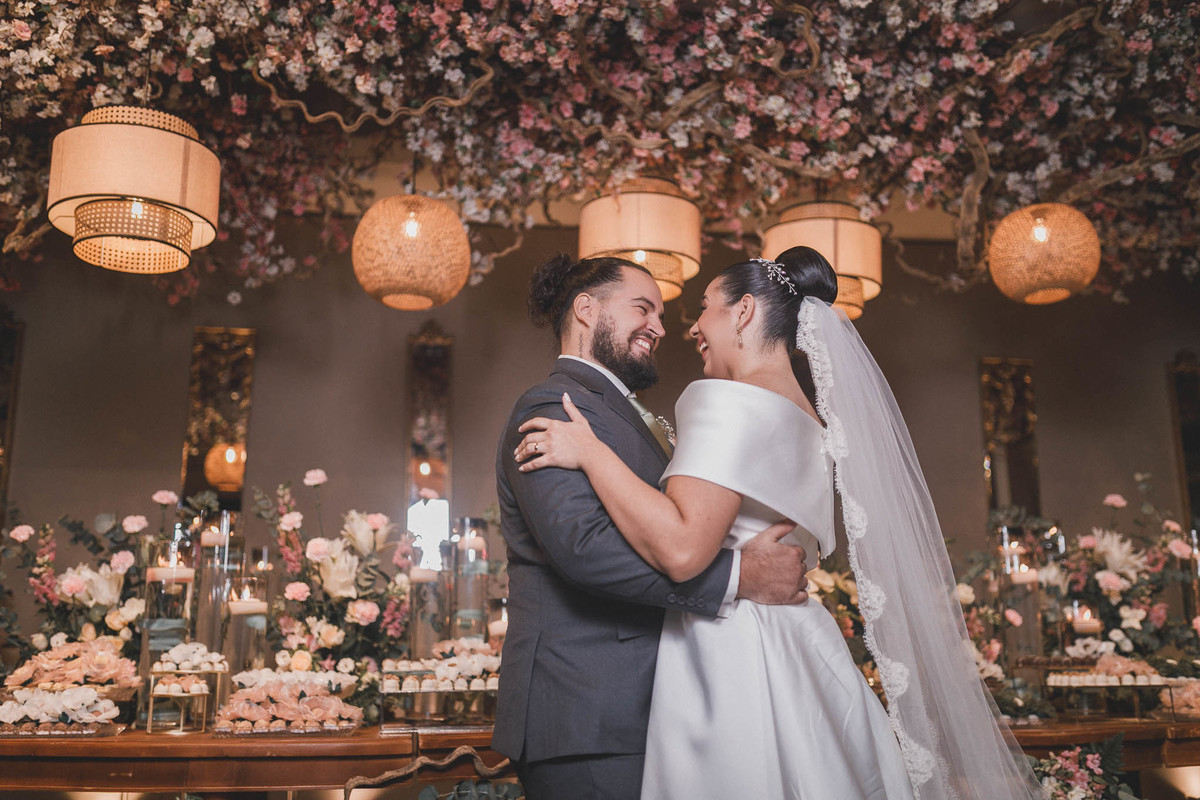 Noiva Layla e Noivo João: Retrato de casamento clássico no Ceará.