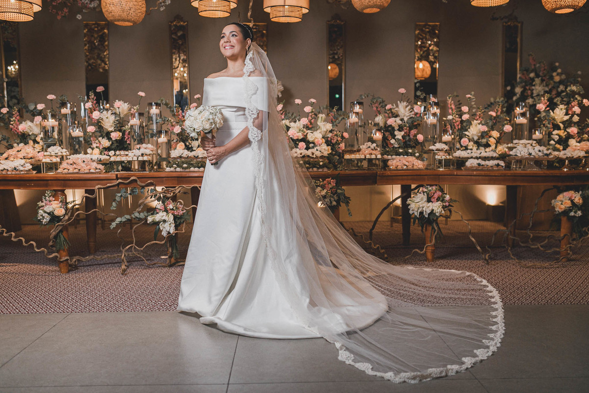 Noiva Layla e Noivo João: Retrato de casamento clássico no Ceará.