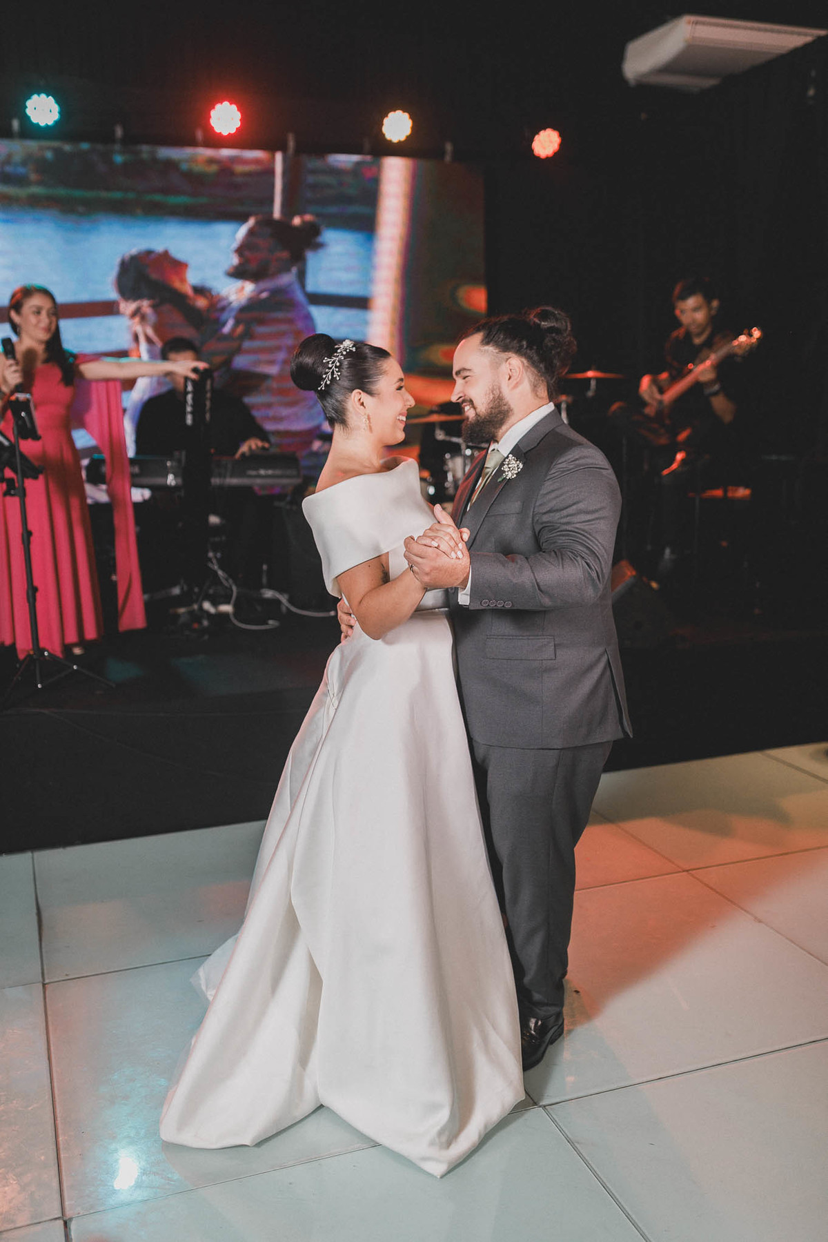 noivos em momentos expontâneos durante o casamento no buffet Royal Gourmet