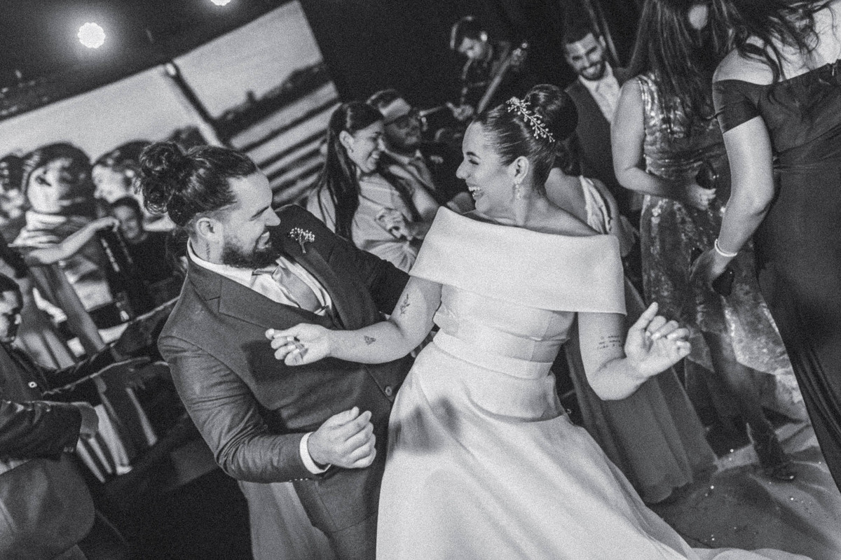 noivos em momentos expontâneos durante o casamento no buffet Royal Gourmet