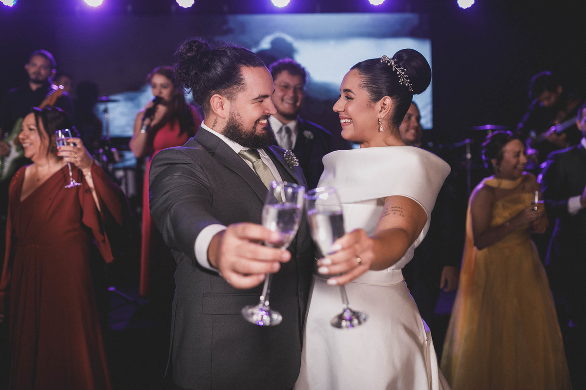 noivos em momentos expontâneos durante o casamento no buffet Royal Gourmet