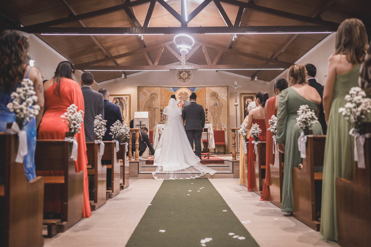 Cerimônia religiosa de casamento clássico no Mosteiro de São Bento.