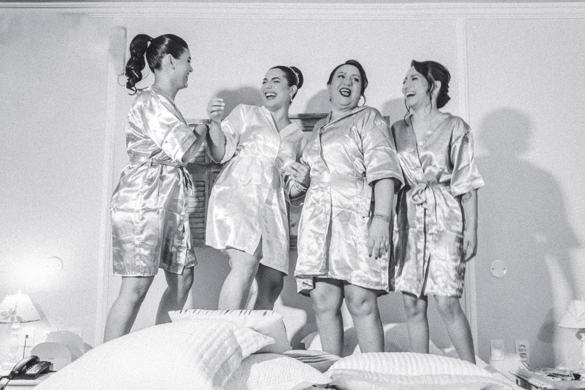 fotos making of da noiva se divertindo com as madrinhas e mães