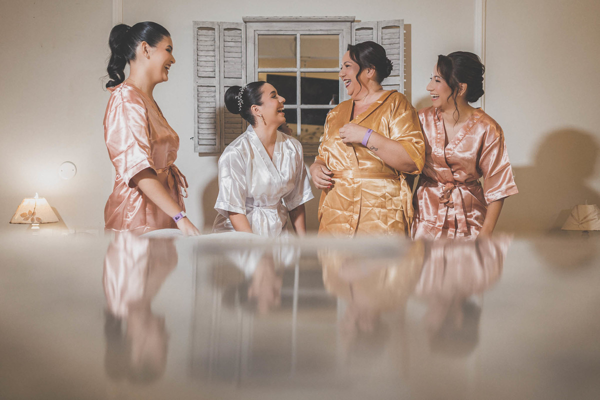 fotos making of da noiva se divertindo com as madrinhas e mães