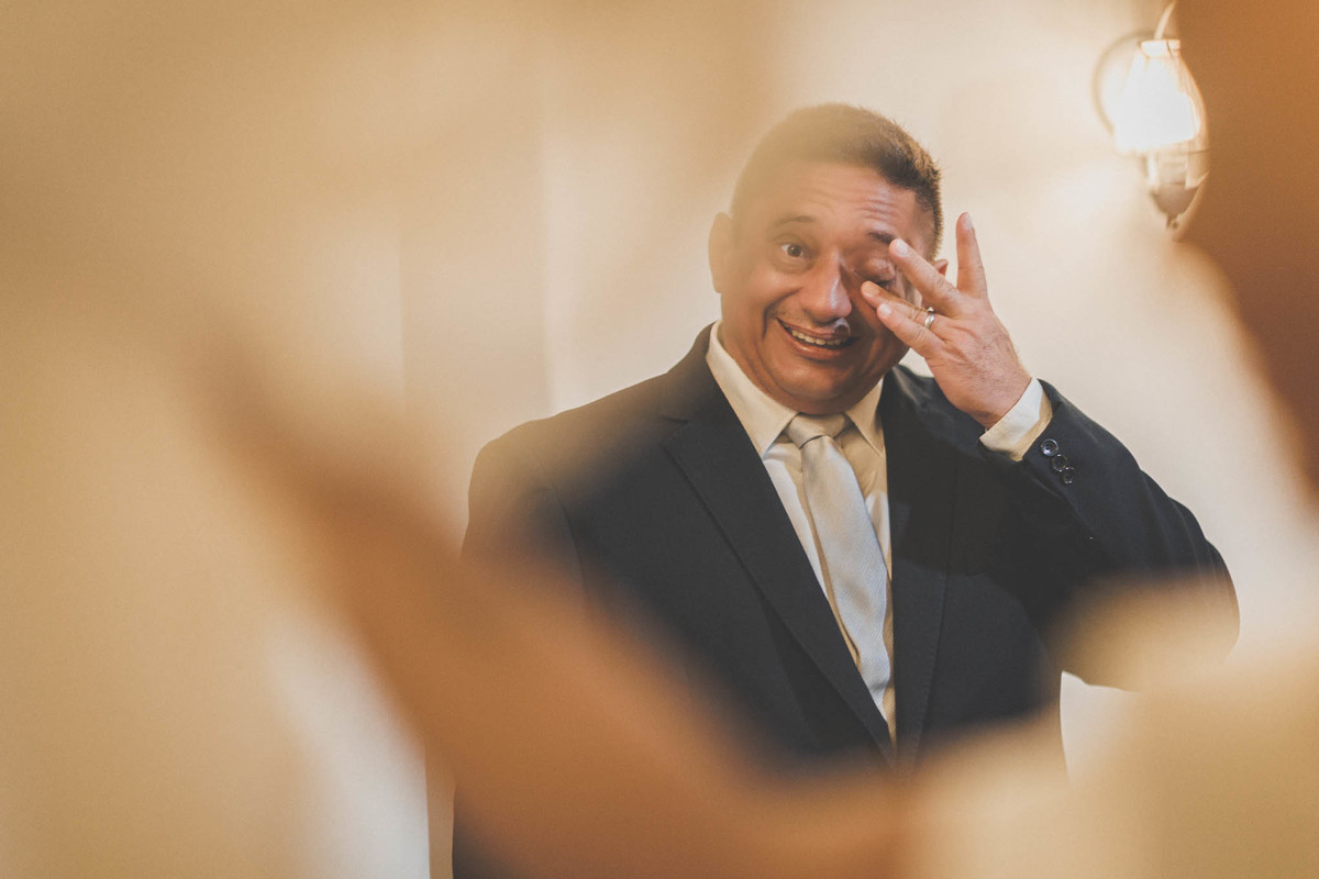 foto do pai da noiva emocionado ao vela pela primeira vez de noiva