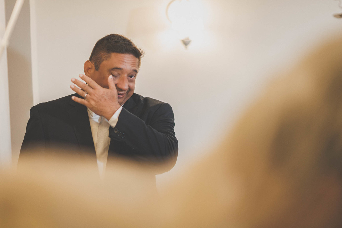 foto do pai da noiva emocionado ao vela pela primeira vez de noiva