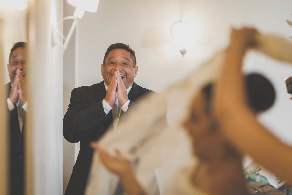 foto do pai da noiva emocionado ao vela pela primeira vez de noiva