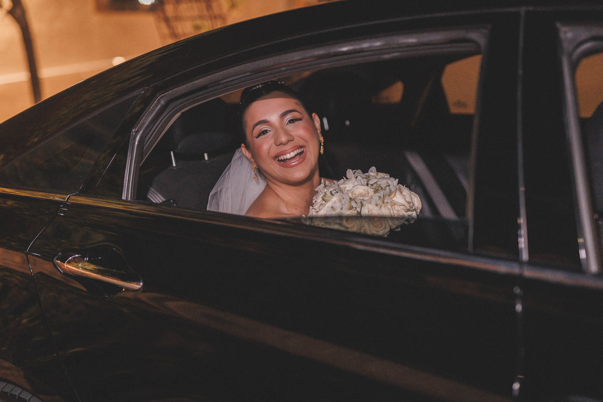 Cerimônia religiosa de casamento clássico no Mosteiro de São Bento.-fotos da noiva no carro
