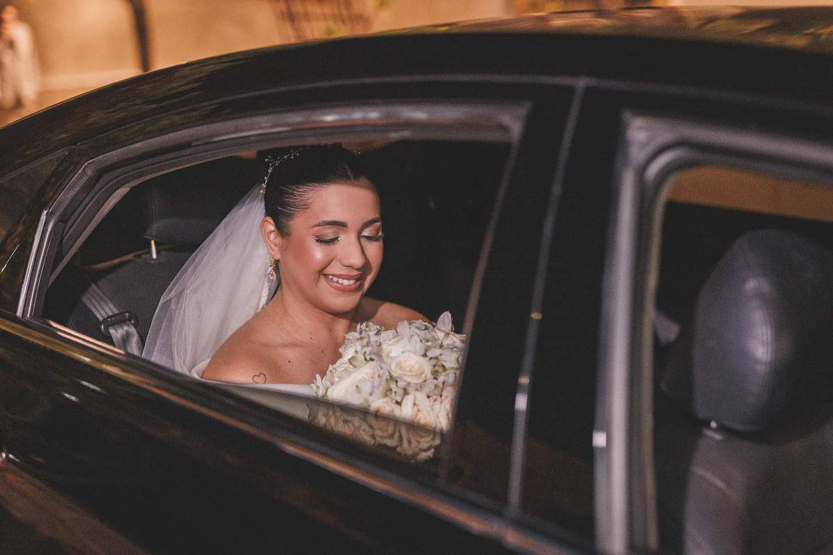 Cerimônia religiosa de casamento clássico no Mosteiro de São Bento.-fotos da noiva no carro