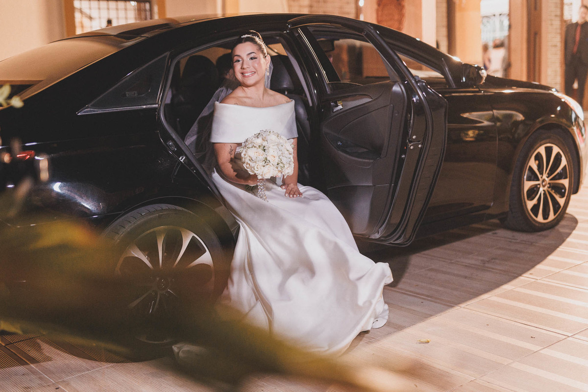 Cerimônia religiosa de casamento clássico no Mosteiro de São Bento.-fotos da noiva no carro