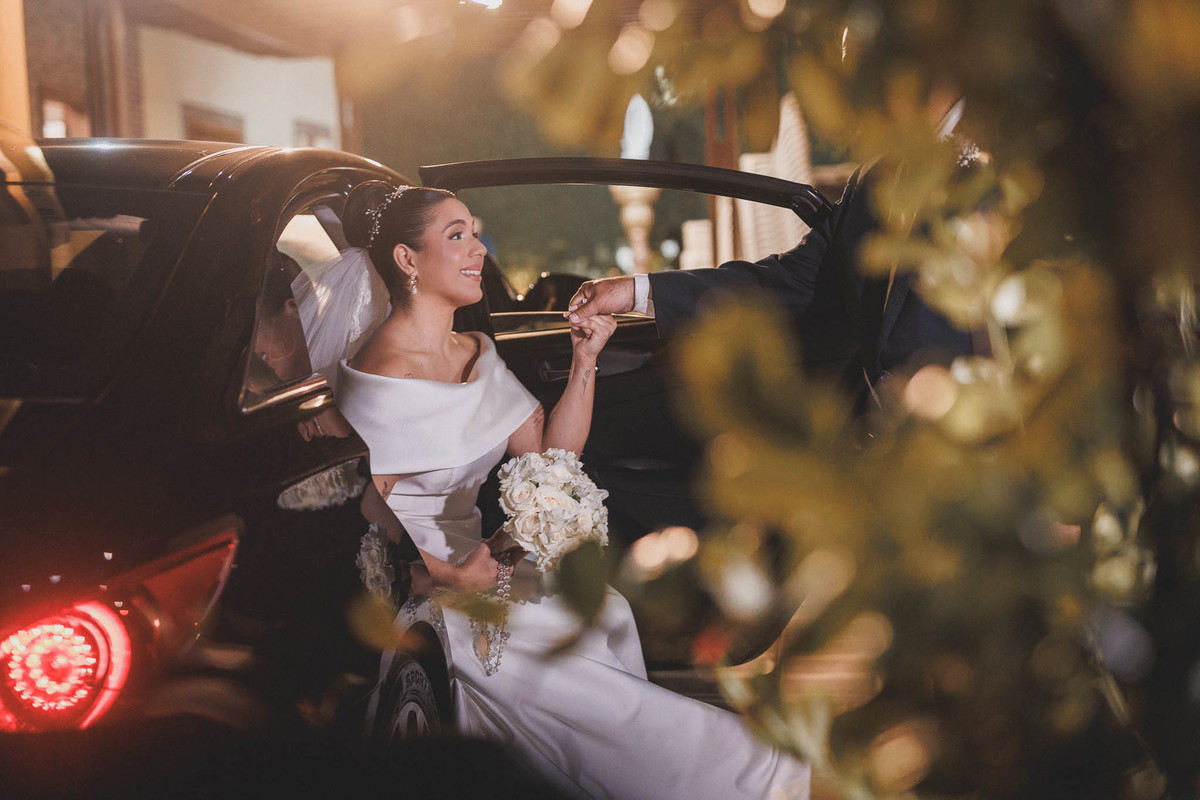 Cerimônia religiosa de casamento clássico no Mosteiro de São Bento.-fotos da noiva no carro