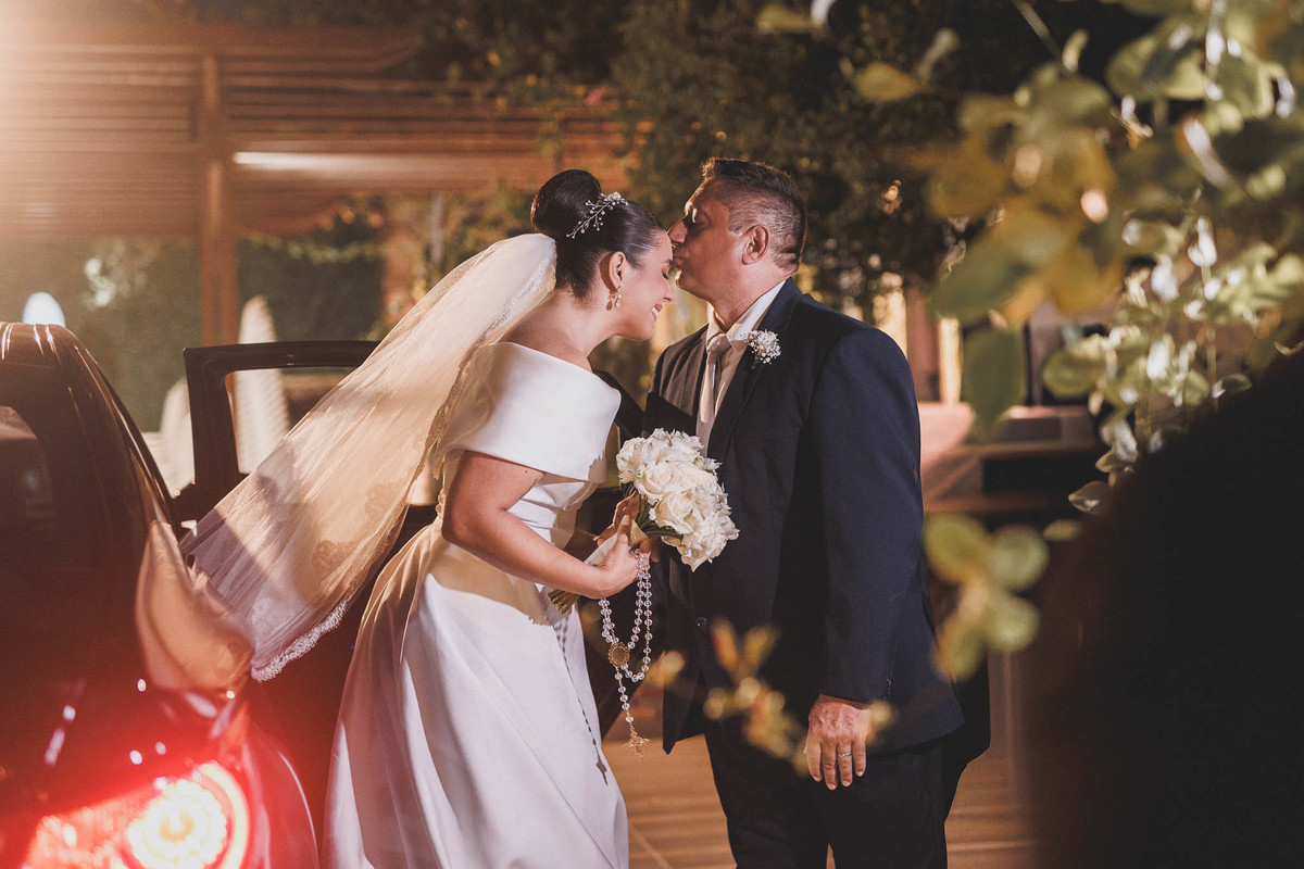 Cerimônia religiosa de casamento clássico no Mosteiro de São Bento.-fotos da noiva no carro