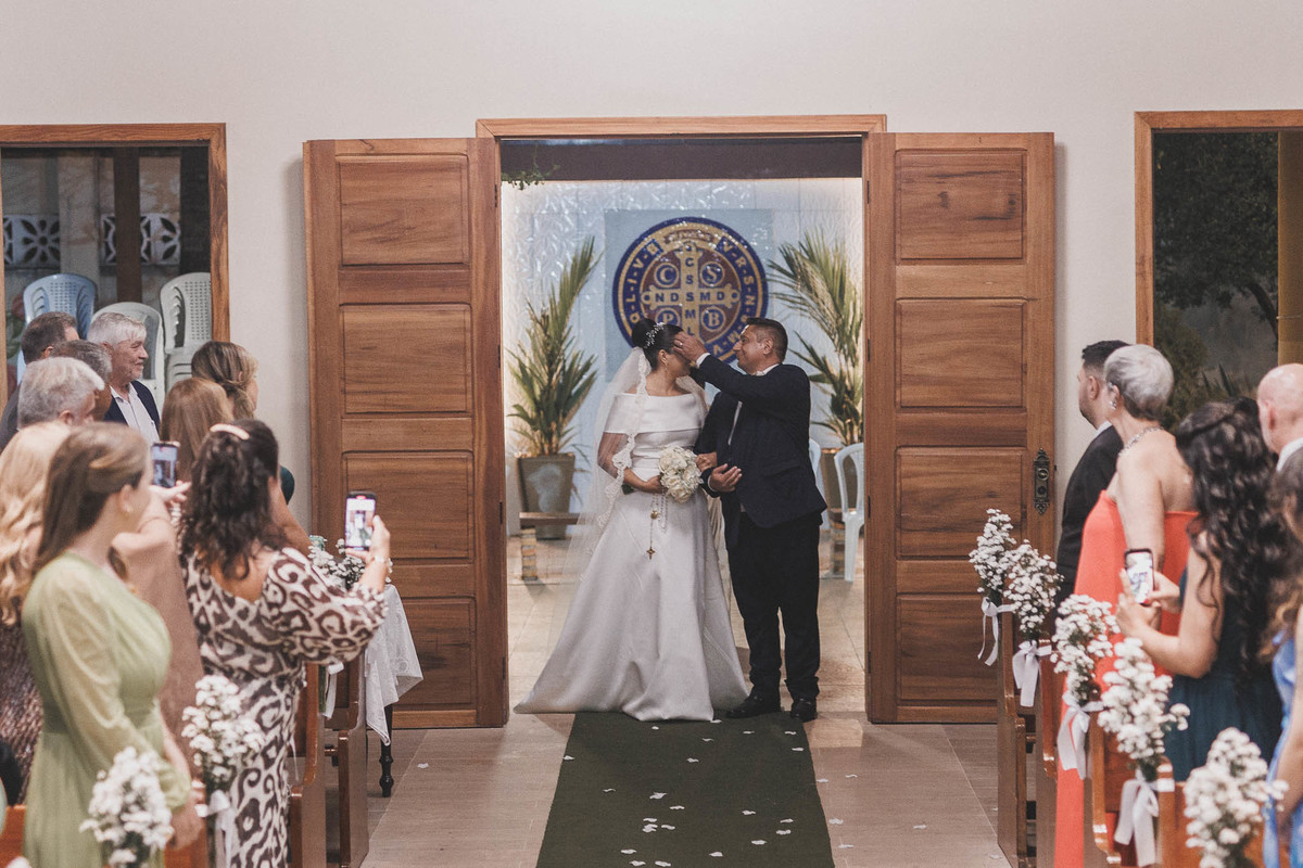 Cerimônia religiosa de casamento clássico no Mosteiro de São Bento.