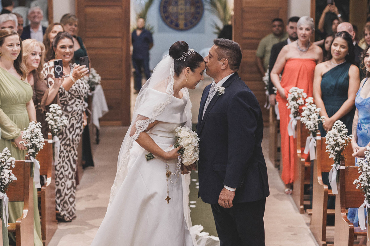 Cerimônia religiosa de casamento clássico no Mosteiro de São Bento.