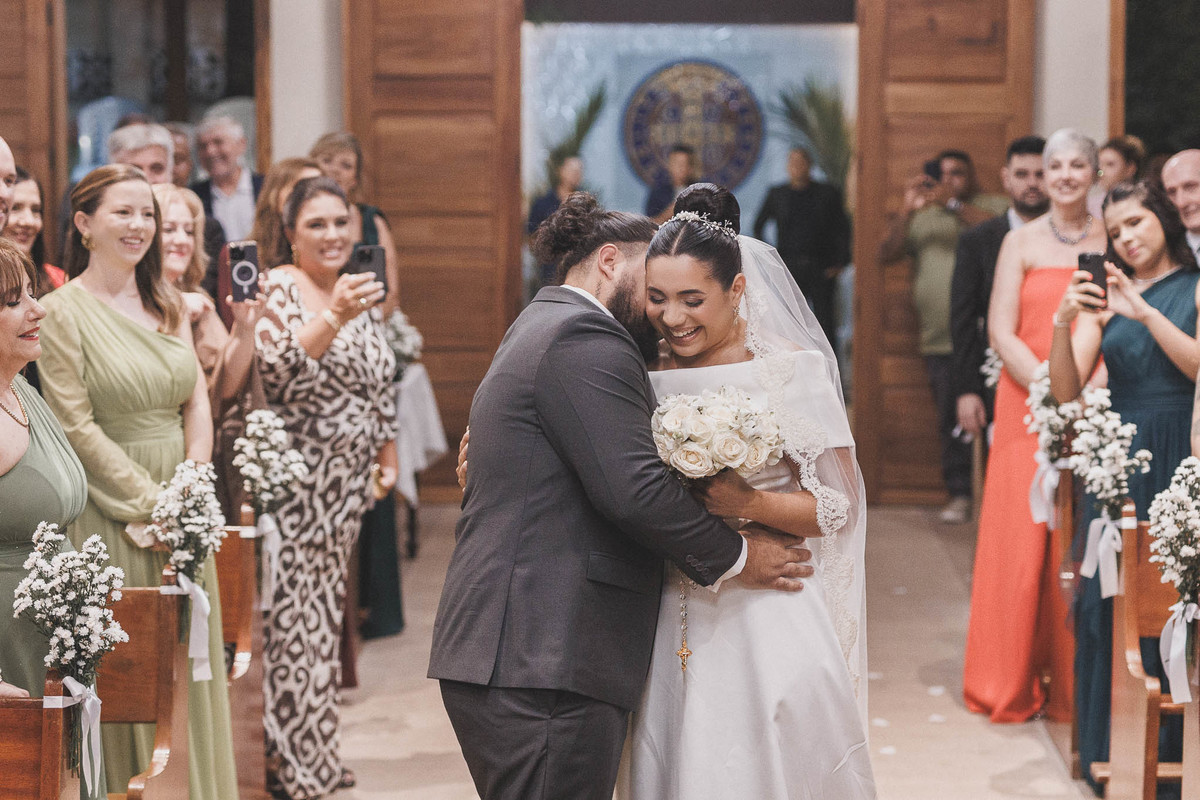 Cerimônia religiosa de casamento clássico no Mosteiro de São Bento.