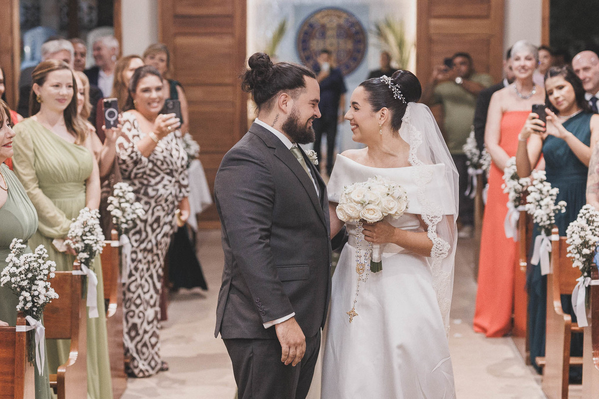 Cerimônia religiosa de casamento clássico no Mosteiro de São Bento.