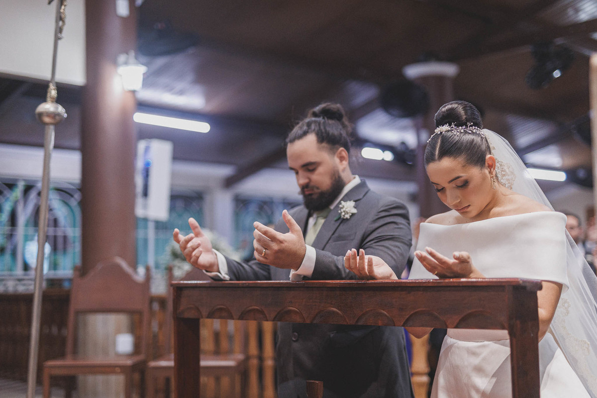 Cerimônia religiosa de casamento clássico no Mosteiro de São Bento.
