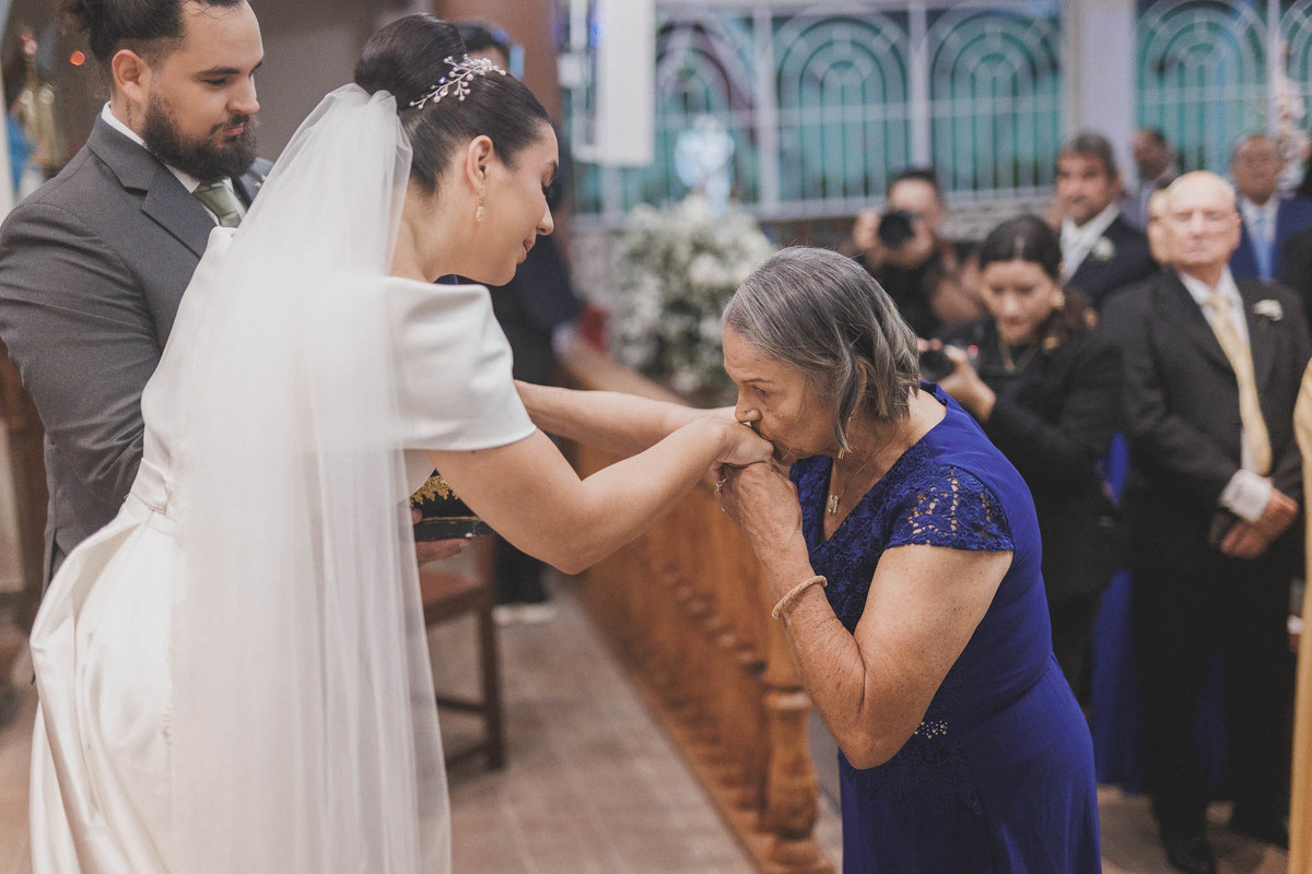 Cerimônia religiosa de casamento clássico no Mosteiro de São Bento.