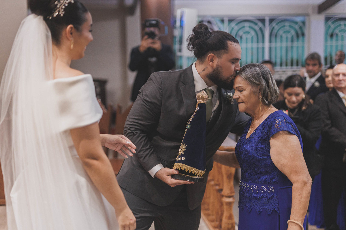 Cerimônia religiosa de casamento clássico no Mosteiro de São Bento.