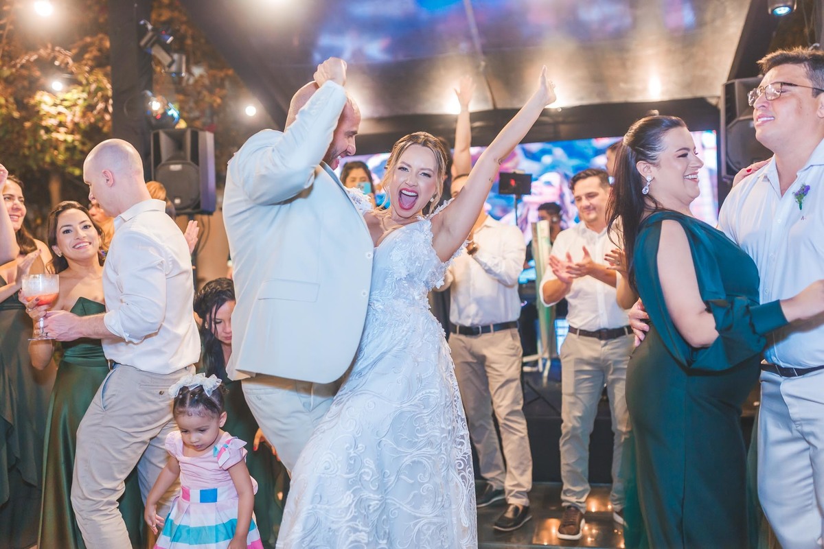 Festa de casamento na Casa Maraponga – Registros espontâneos e divertidos.