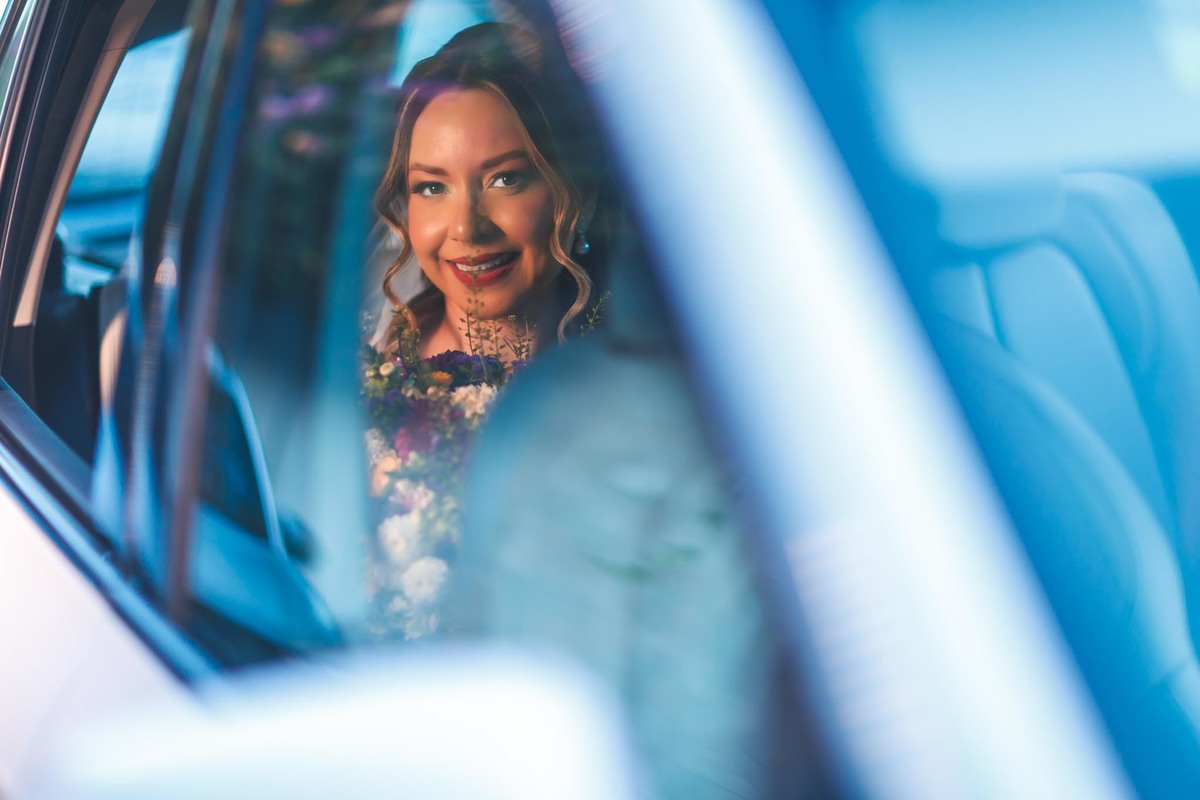 foto da noiva no carro