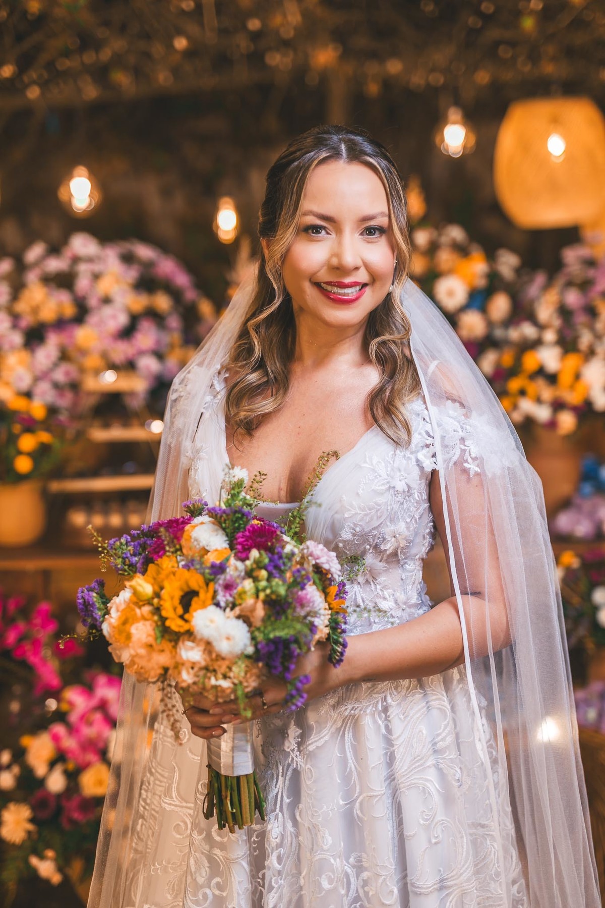 Conexão e alegria entre noivos e fotógrafos no dia do casamento.