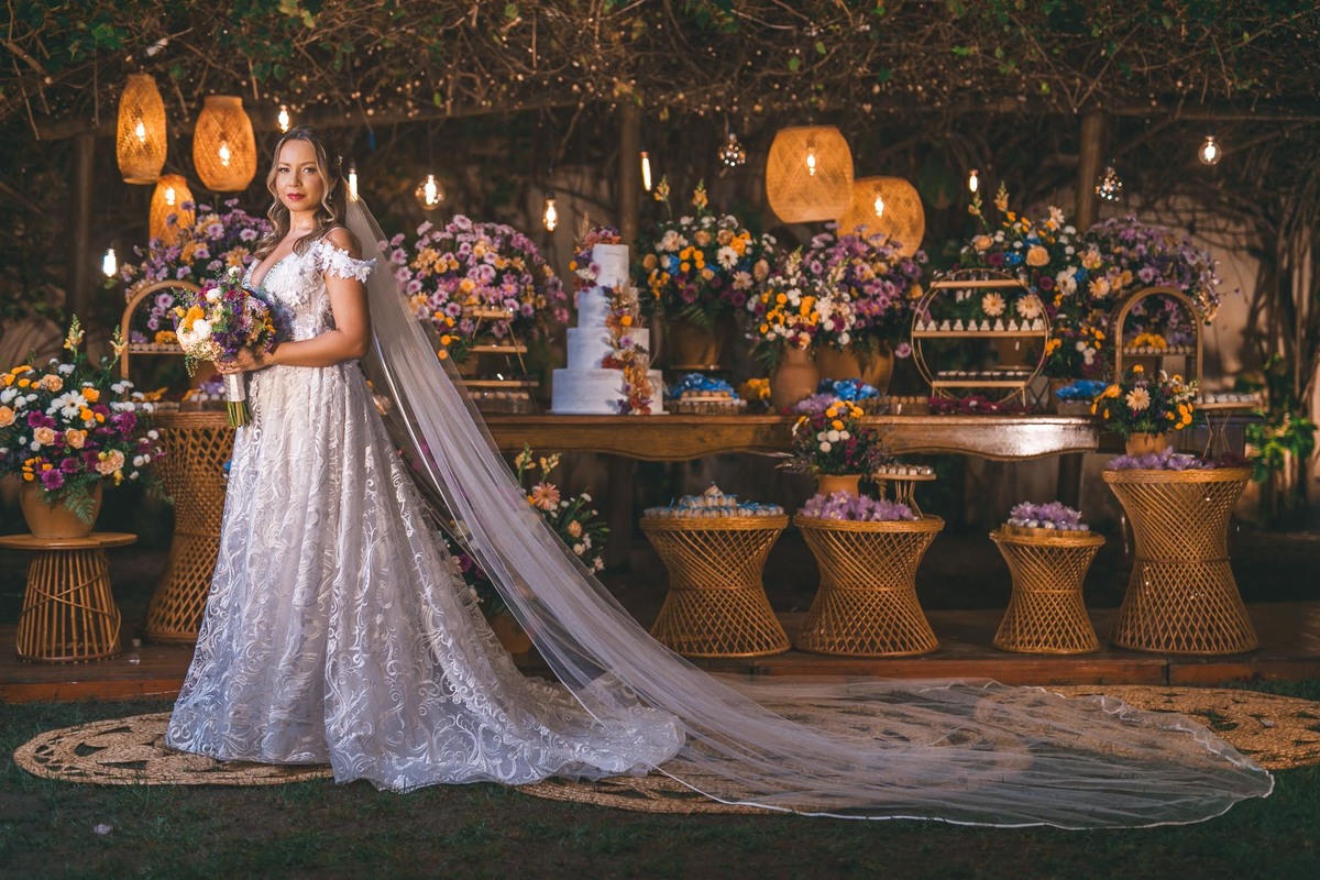 Conexão e alegria entre noivos e fotógrafos no dia do casamento.