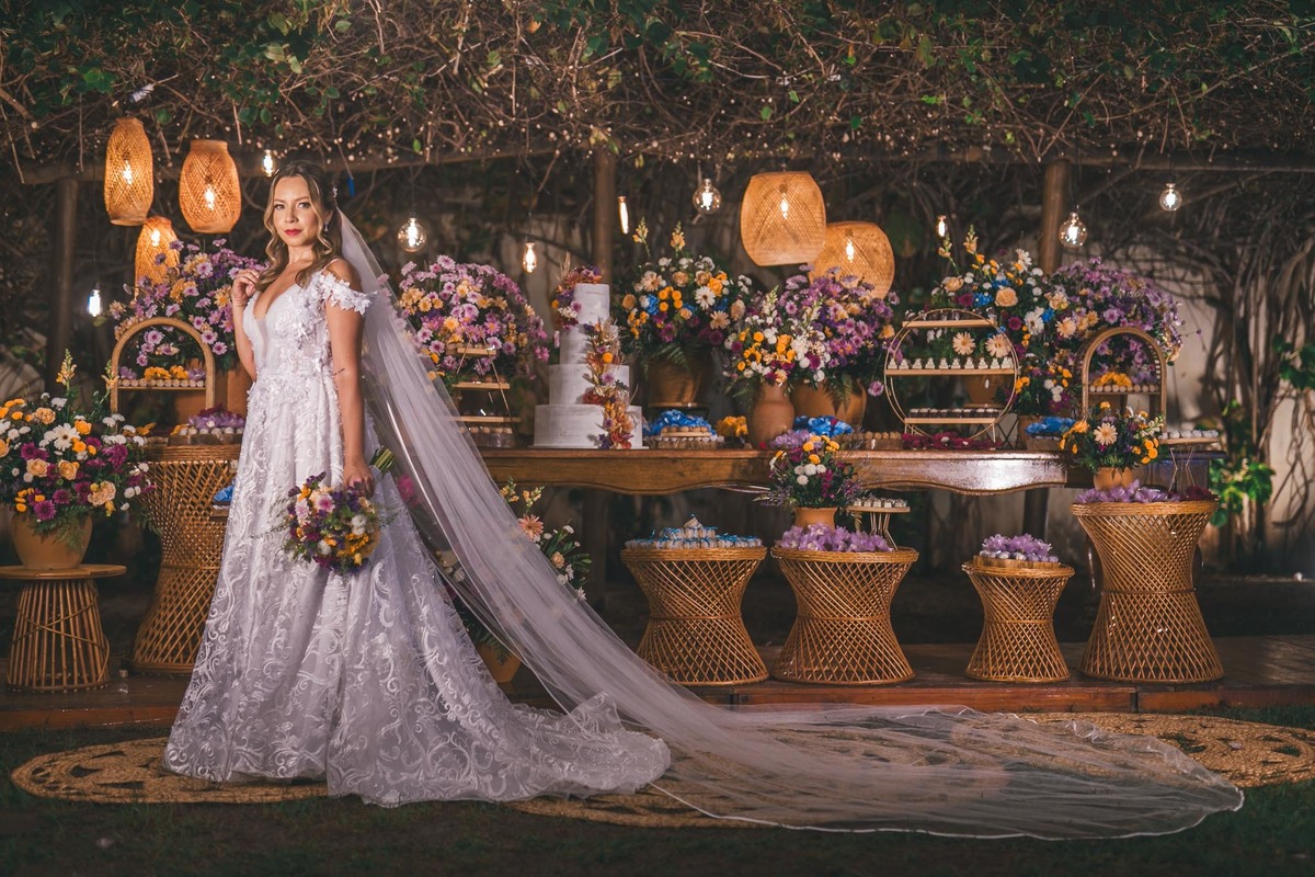 Conexão e alegria entre noivos e fotógrafos no dia do casamento.