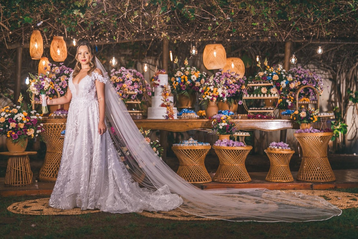 Conexão e alegria entre noivos e fotógrafos no dia do casamento.