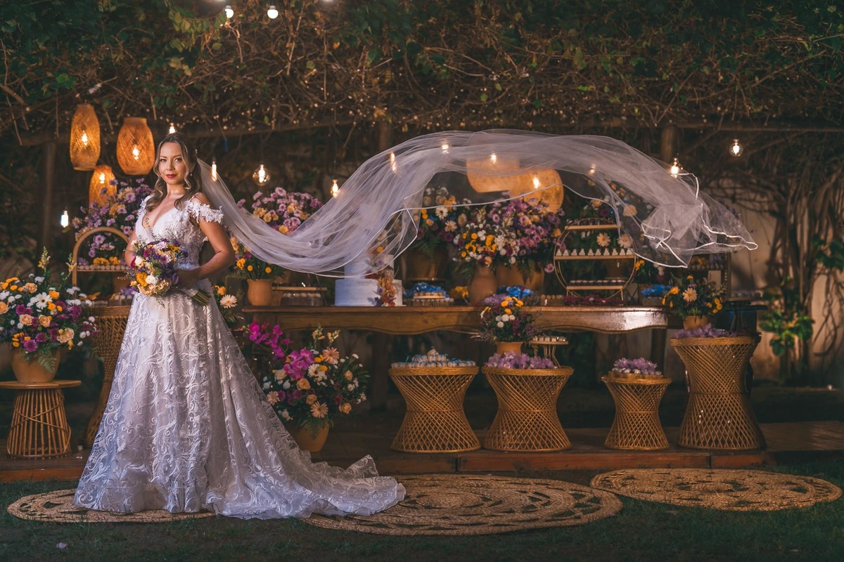 Conexão e alegria entre noivos e fotógrafos no dia do casamento.