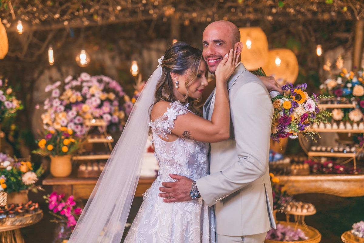 Conexão e alegria entre noivos e fotógrafos no dia do casamento.