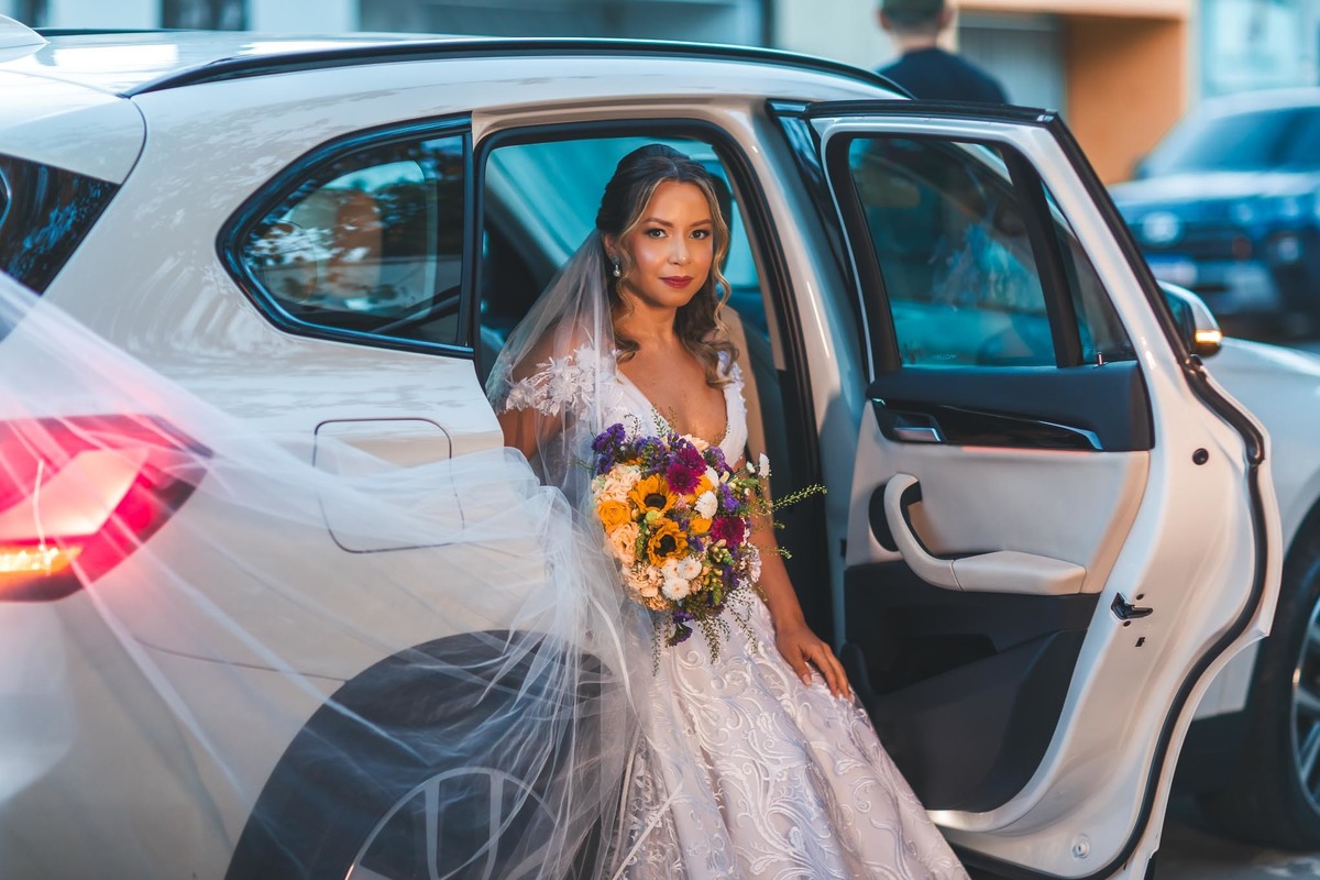 foto da noiva no carro
