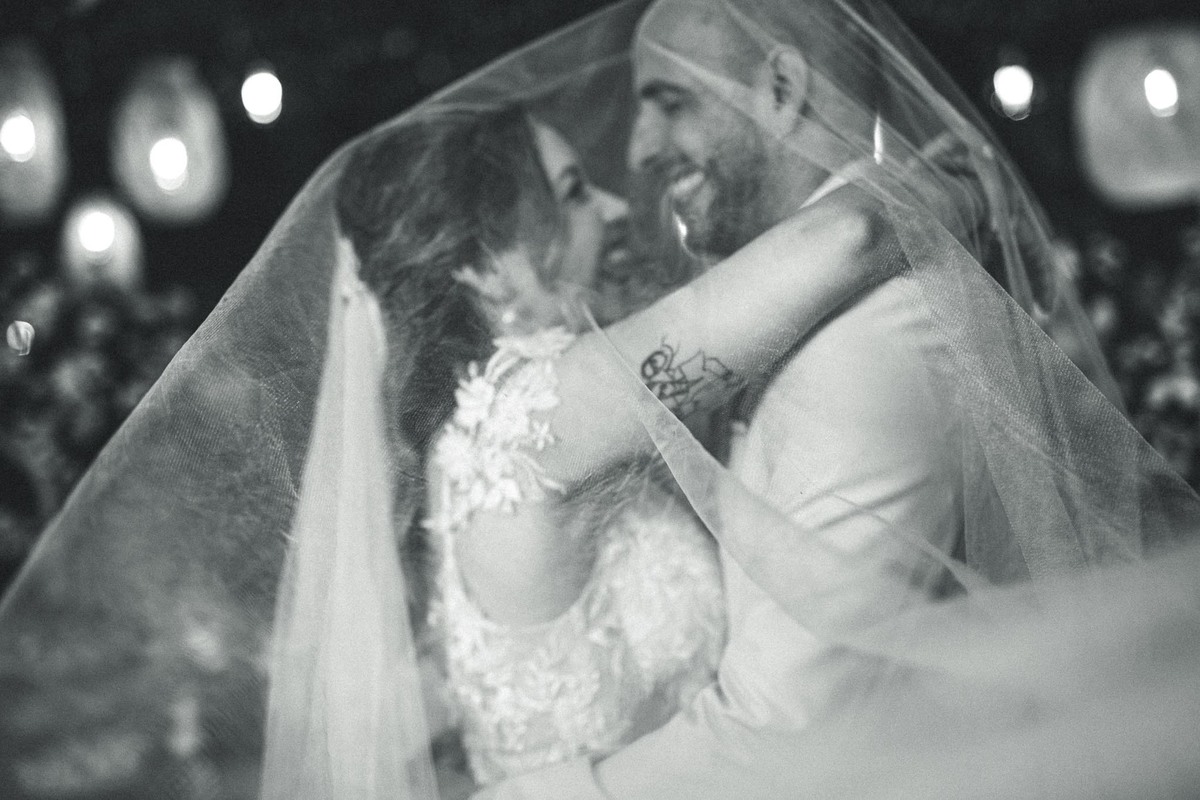 Conexão e alegria entre noivos e fotógrafos no dia do casamento.
