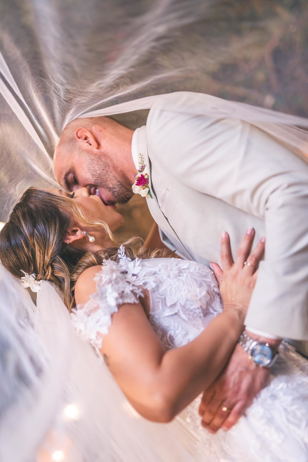Conexão e alegria entre noivos e fotógrafos no dia do casamento.