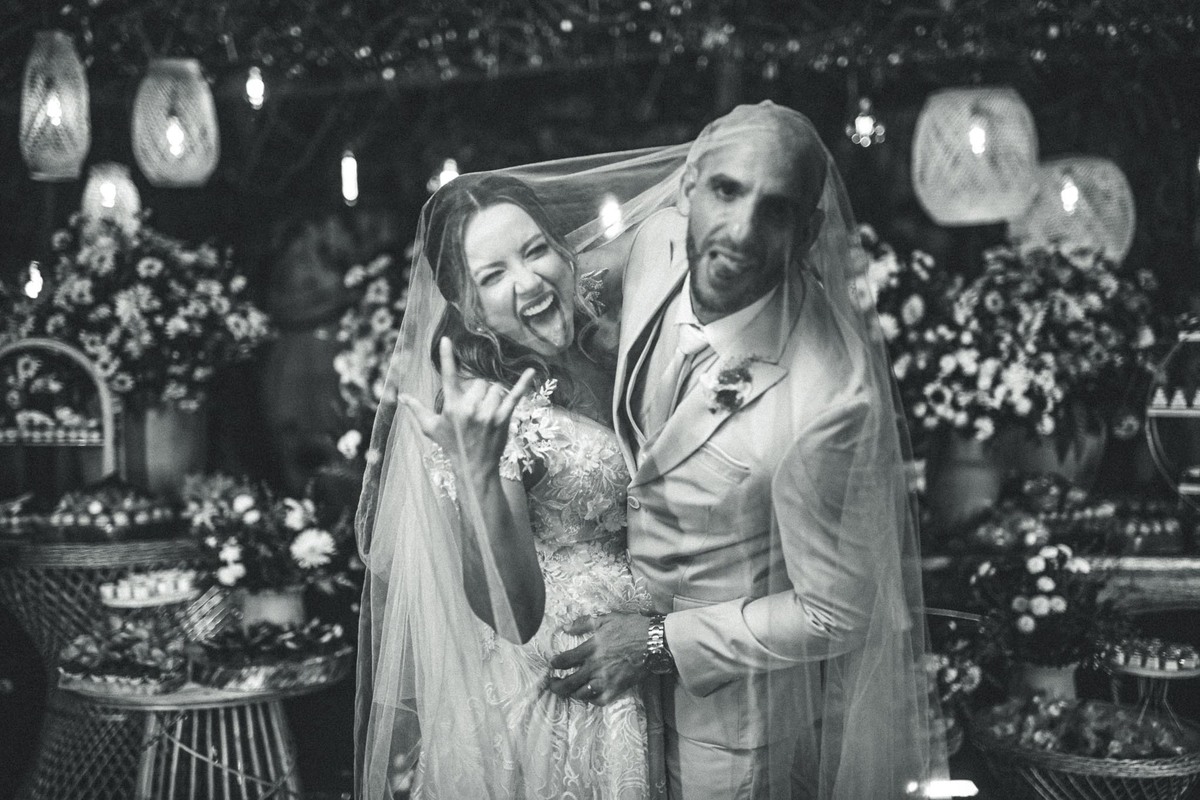 Conexão e alegria entre noivos e fotógrafos no dia do casamento.