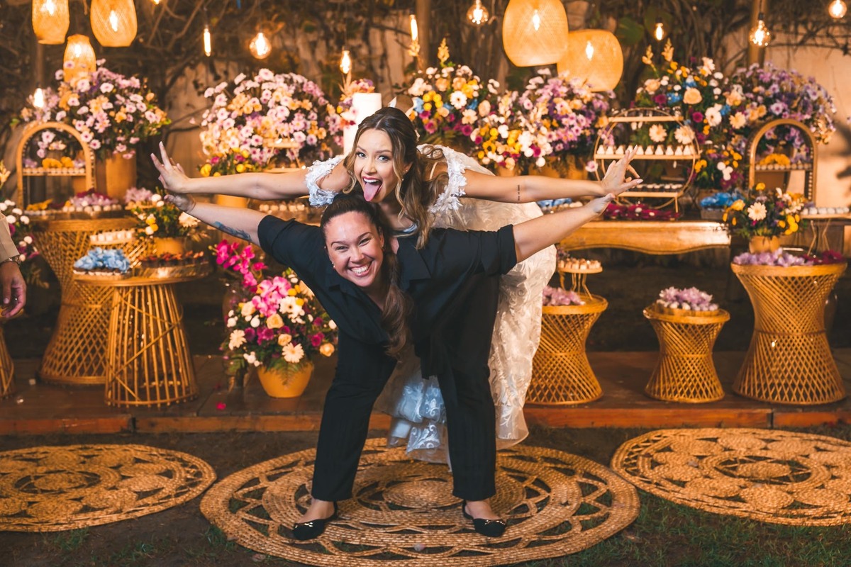 Conexão e alegria entre noivos e fotógrafos no dia do casamento.