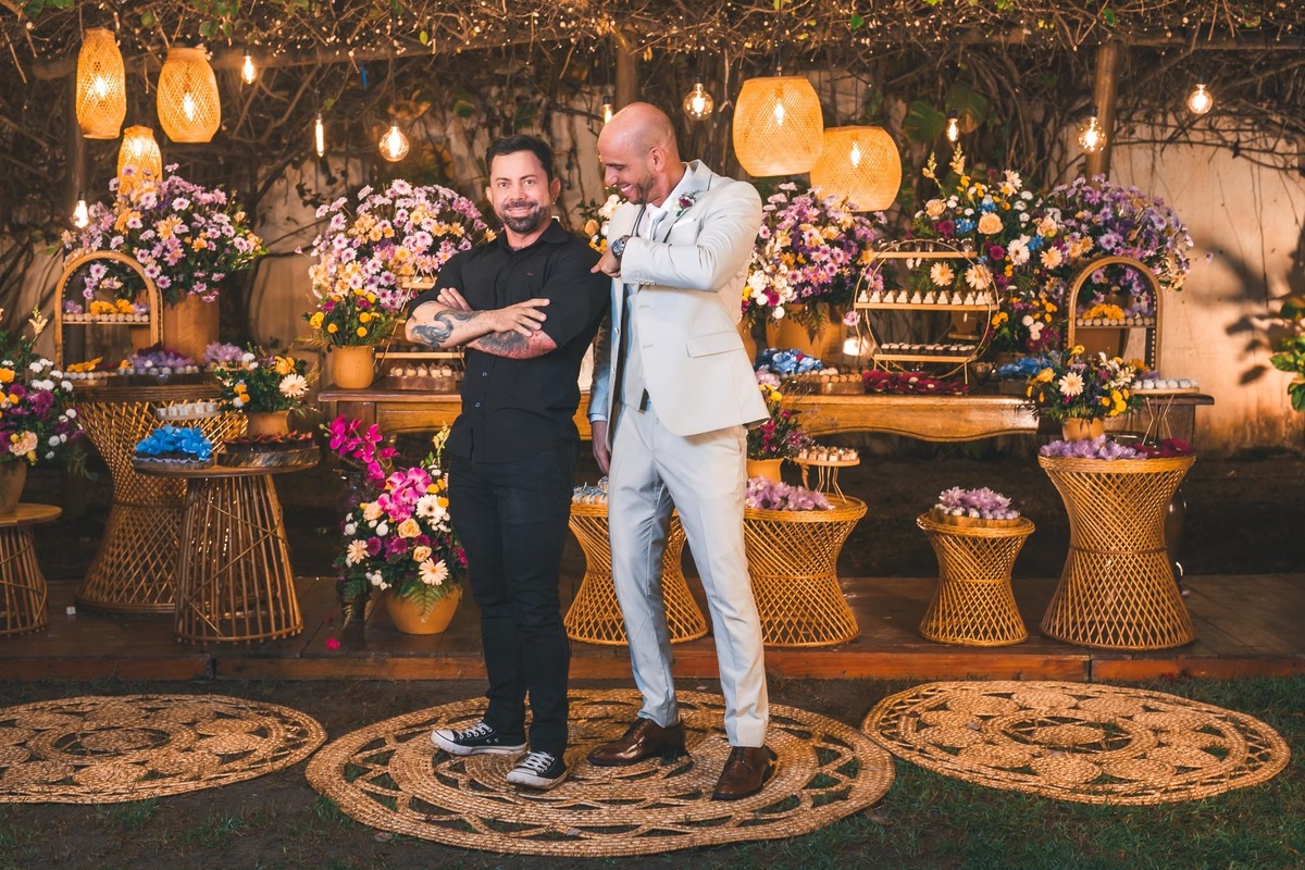 Conexão e alegria entre noivos e fotógrafos no dia do casamento.