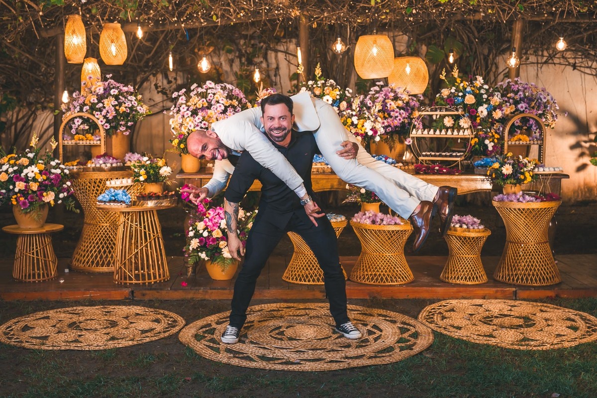 Conexão e alegria entre noivos e fotógrafos no dia do casamento.