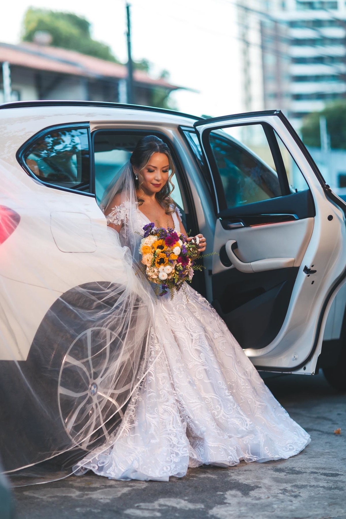 foto da noiva no carro