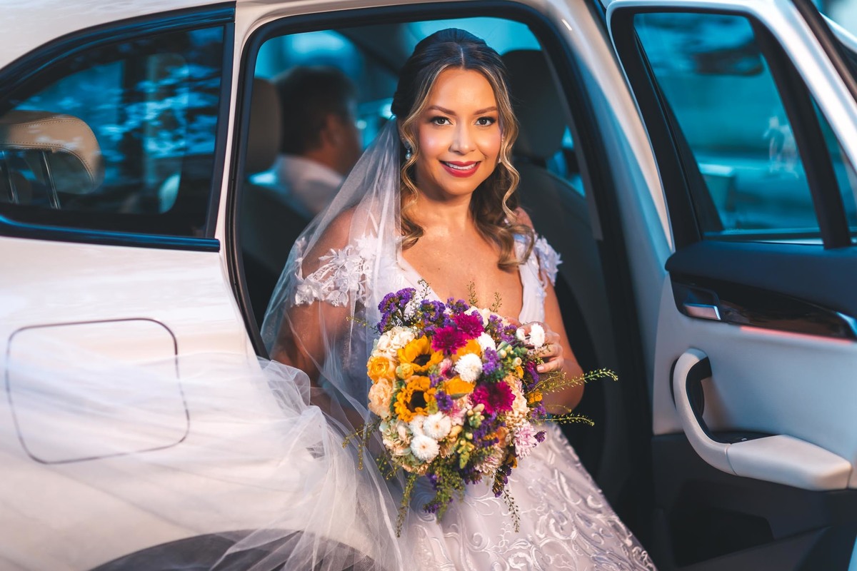 foto da noiva no carro