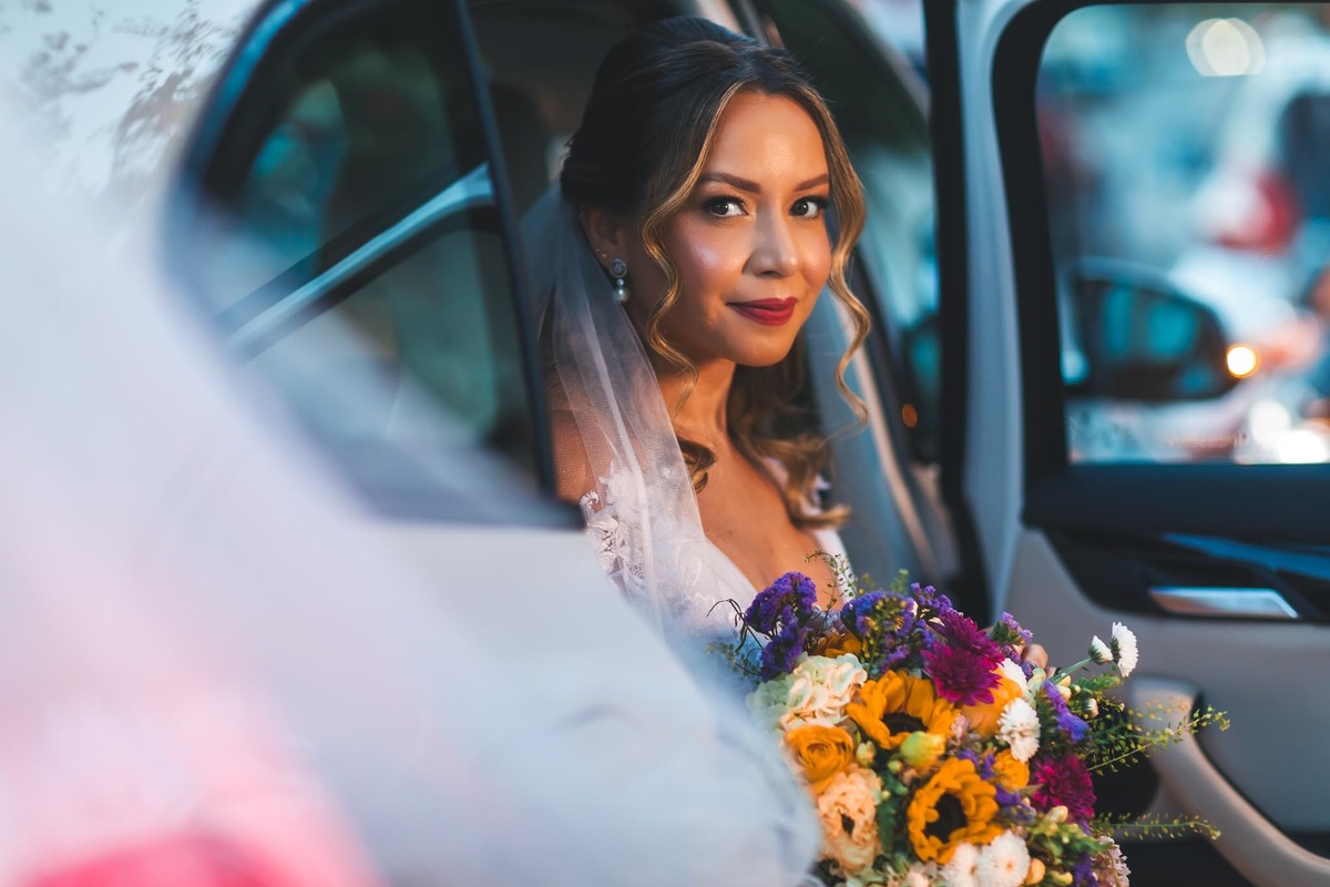 foto da noiva no carro
