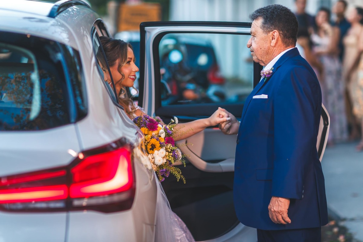 foto da noiva no carro